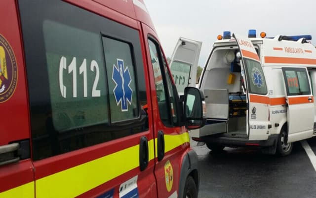  Accident în Bals, Trei Persoane Rănite și Transportate la Spital După Ce Mașina S-a Lovit de un Cap de Pod