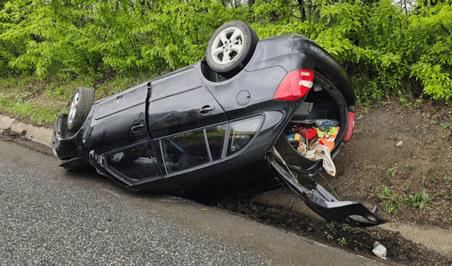  Accident grav pe DN28, autoturism cu 4 persoane răsturnat lângă Bălțați