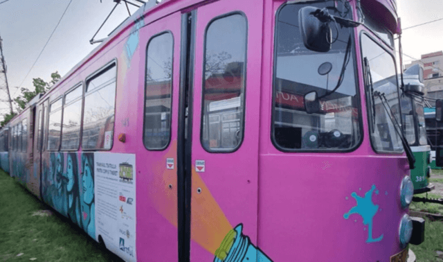 Iașul marchează 75 de ani de Teatru Luceafărul pentru Copii și Tineret cu lansarea tramvaiului tematic