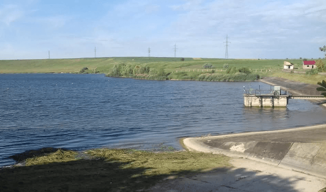  Un bărbat de 53 de ani în stare critică după o tentativă periculoasă de a traversa înot lacul Chirița sub influența alcoolului