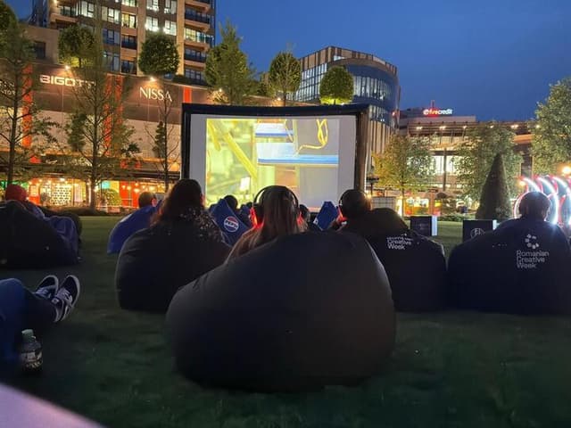  Romanian Creative Week transformă Parcul Palas în cinema sub cerul liber!