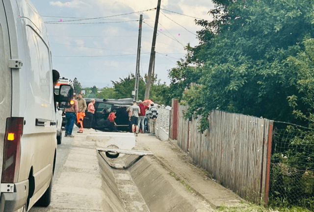  Trei victime, una încarcerată și inconștientă în urma accidentului de azi după-amiază