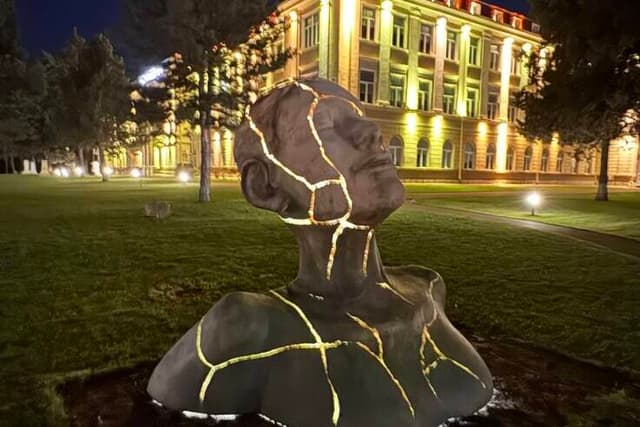  fuziunea inedită între artă și tehnologie într-o sculptură strălucitoare!