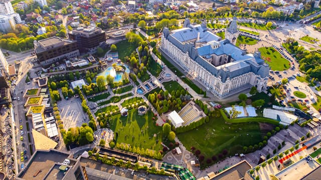  Romanian Creative Week transformă Iașul în centru artistic: Expoziții impresionante și instalațiile Inima Orașului la Parcul Palas, din 14-25 mai 2025