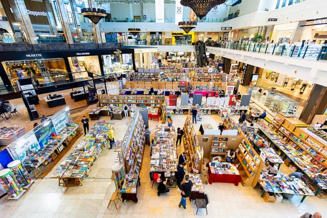  Întâlniri Literare și Arte la Palas Iași - Ediția 30 aduce Noutăți Editoriale și Dialog Cultural Inspirat