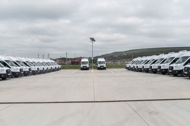  26 de Microbuze Electrice Revoluționează Transportul Școlar în Județul Iași: O Investiție Verde de 35 de Milioane de Lei​​