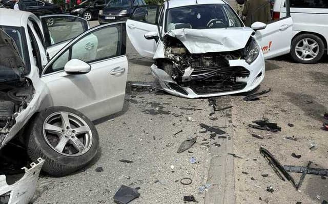  Grav incident rutier – Femeie gravidă în 34 de săptămâni transportată la spital după coliziune auto pe strada Libertății