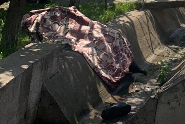  Un bărbat de 75 de ani, găsit înecat într-un canal lângă postul de poliție din comuna ieșeană
