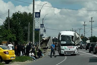  Coliziune între autocar și camion, mai mulți răniți acuzați intrare în stare de șoc
