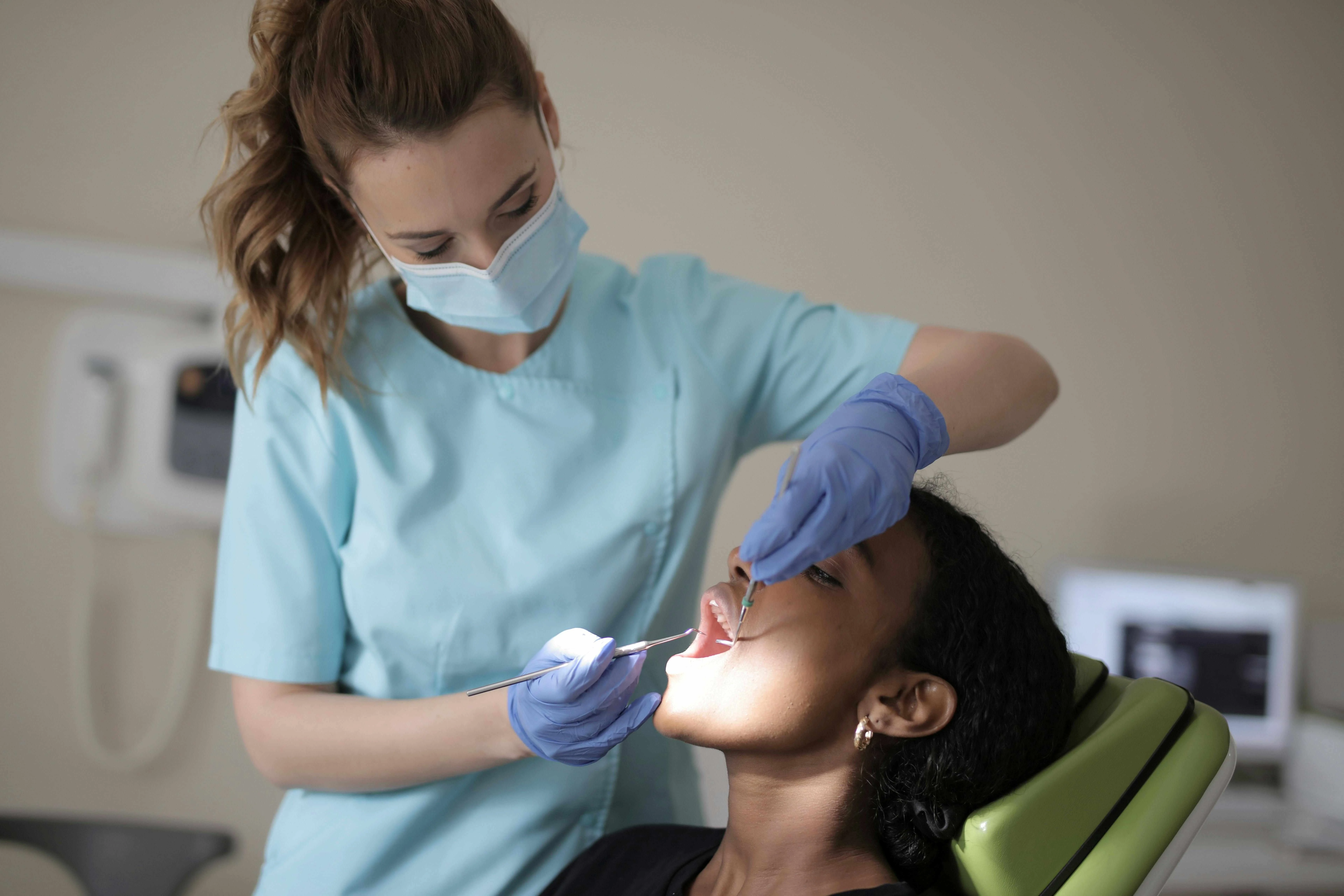 Recomandarea dentistului: Ce să nu faci după o obturație de canal