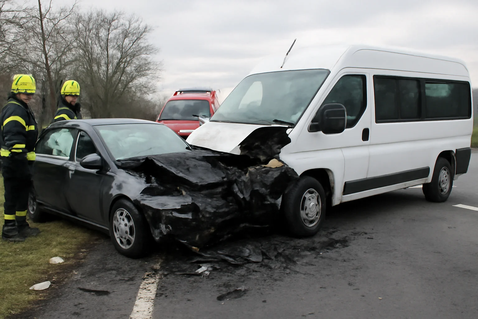 18 persoane implicate într-un accident între microbuz și autoturism!