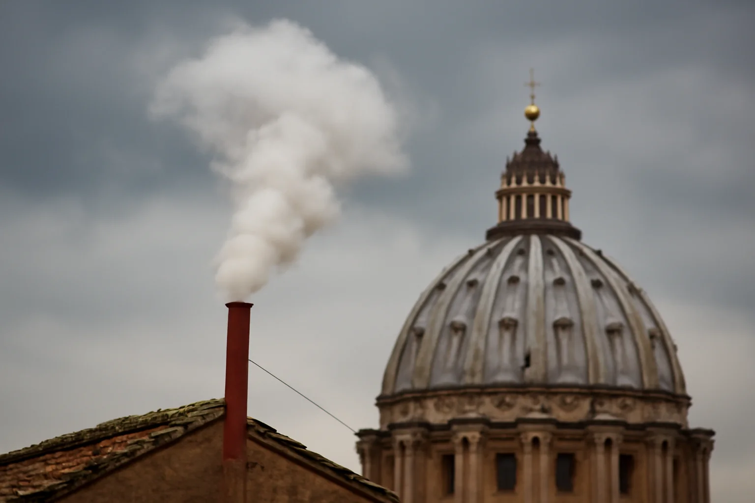  Fumul Alb Anunță Alegerea Nouului Papă al Bisericii Catolice la Vatican