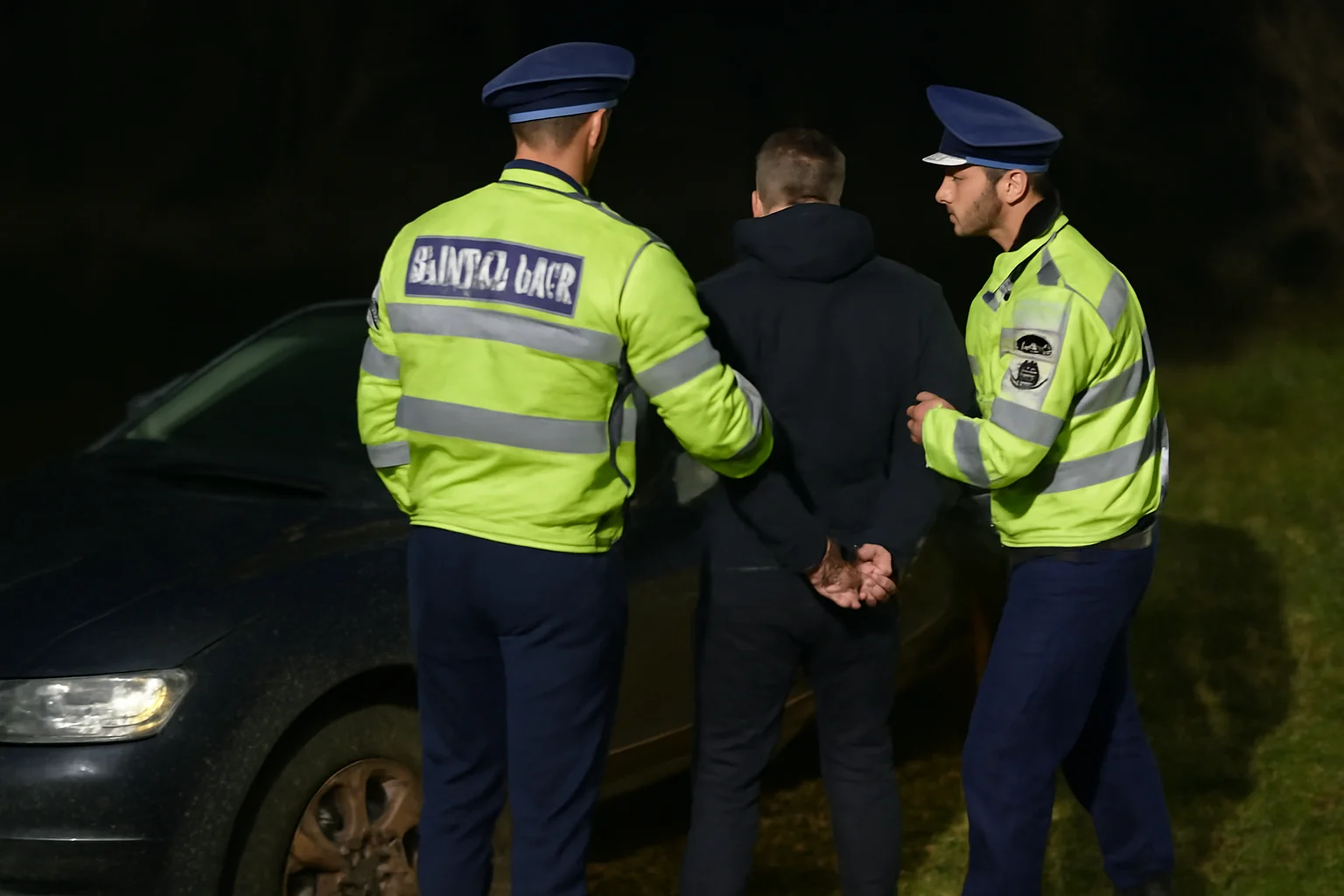 Șofer fără permis prins după ce a căzut cu mașina în albia râului